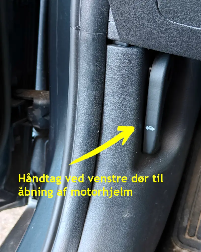 Udløserhåndtag til åbning af motorhjelm ved førerpladsen i skolevognen JPG